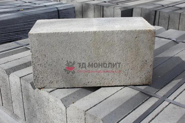 Блок полнотелый бетонный 160 мм. Плотность 2200 кг./м.куб. 390х160х188 СКЦ-16ЛК
на щебне