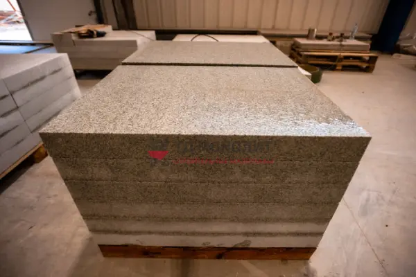 Полированная гранитная облицовочная плита 600х600х100