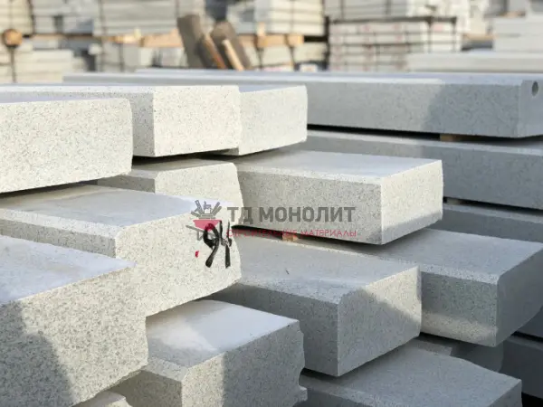 Гранитный бортовой камень ГП