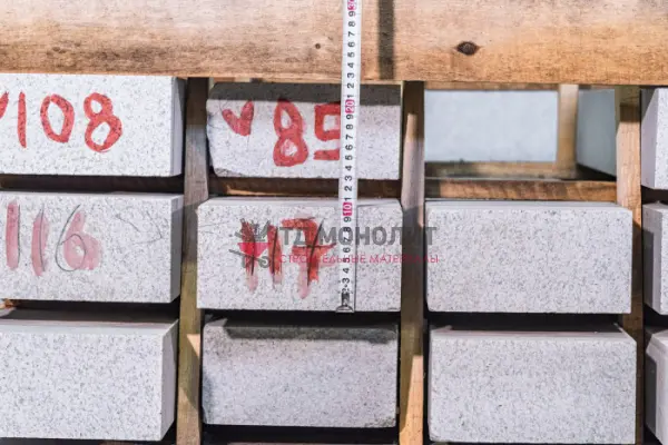 Гранитный бортовой камень ГП-4