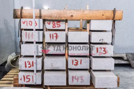 Гранитный бортовой камень ГП-4