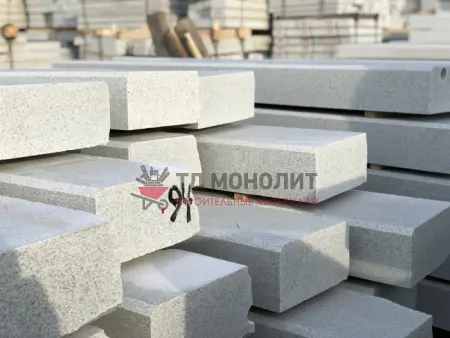 Гранитный бортовой камень ГП